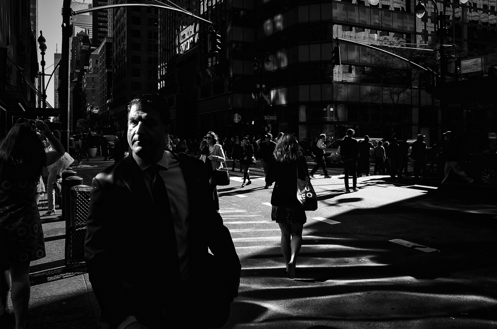 Jocuri de lumina si umbra in fotografia stradala a lui Dimitri Keungueu. Proiectul fotografic „8am / 8pm”