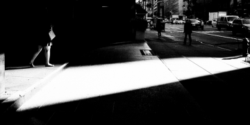 Jocuri de lumina si umbra in fotografia stradala a lui Dimitri Keungueu