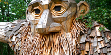 Sculptura in lemn reciclat